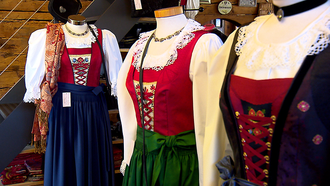 Drei Tiroler Dirndl auf jeweils einer Kleiderpuppe präsentiert 
