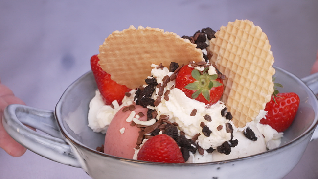 Eiskreation mit Schlagobers und Waffeln, frischen Erdbeeren und Schokoladestückchen 