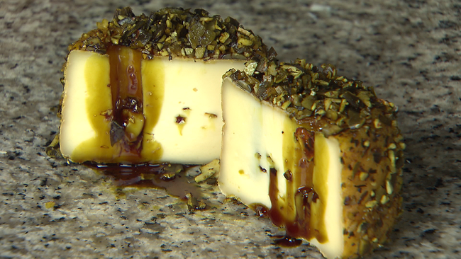 Käse mit Kernen und Kernöl auf der Rinde