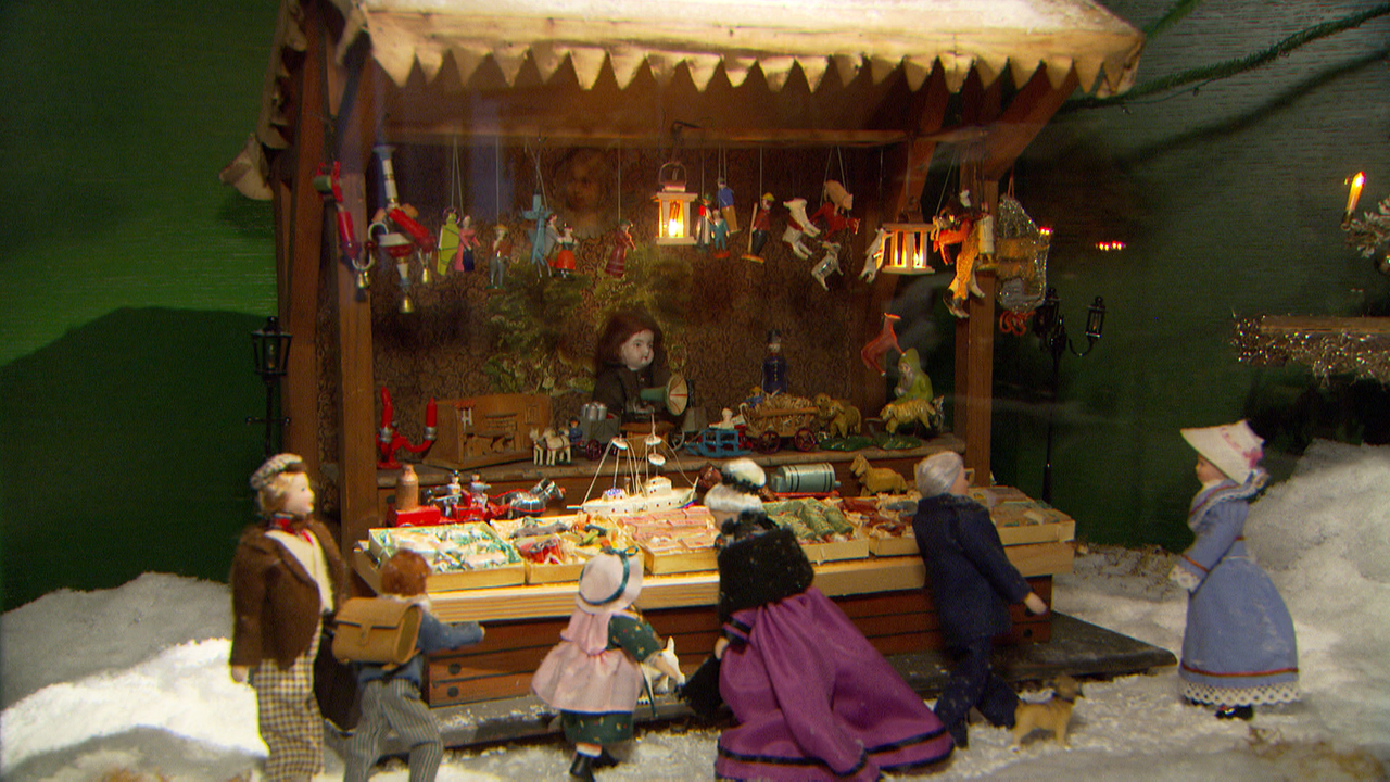 Historischer Christbaumschmuck-Verkaufsstand als Miniatur
