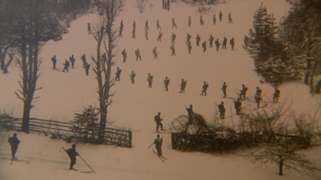 historisches Foto von Skifahrern auf Piste