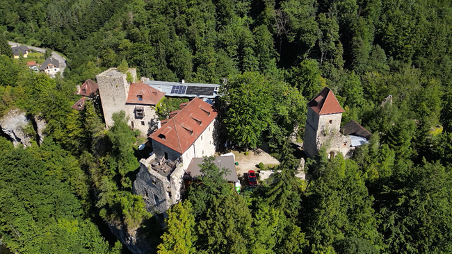 Luftaufnahme der Burg Weißenburg im Pielachtal, Schauplatz der Mostviertler Feldversuche