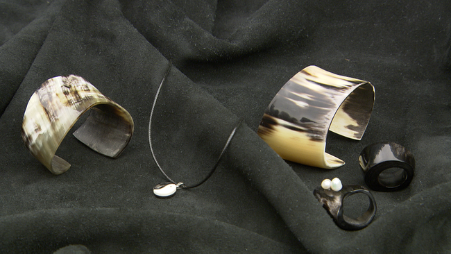 Zwei Armbänder, ein Kettenanhänger und zwei Ringe aus Hörnern