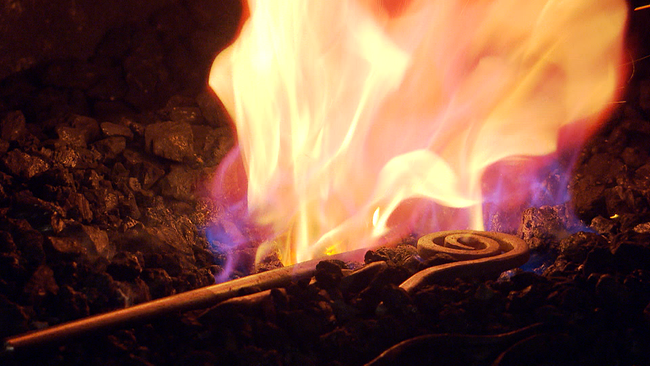 © ORF NÖ Ein Stück Eisen im Feuer auf glühenden Kohlen