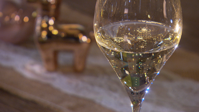 © ORF NÖ Sekt in einem klassischen Sektglas in Tulpenform. Prickelnde Perlen steigen im Glas auf