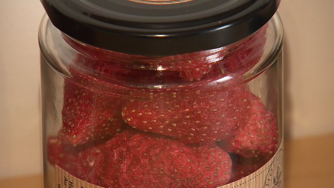 gerocknete Erdbeeren in einem Glas mit Schraubdeckel 