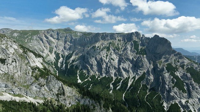 Gebirge Hochschwab im Sommer mit blauem Himmel