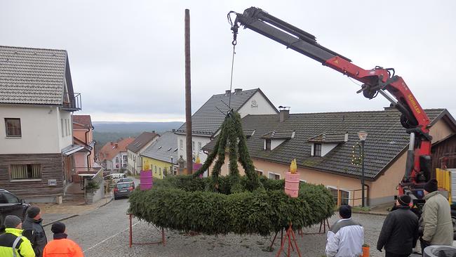 Kran hebt 8m großen Adventkranz in die Höhe