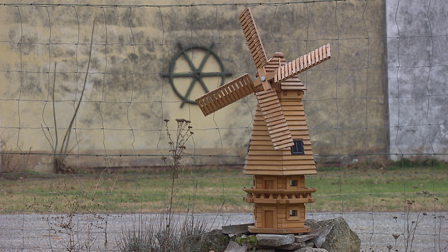 Vogelhaus als Windmühle gestaltet