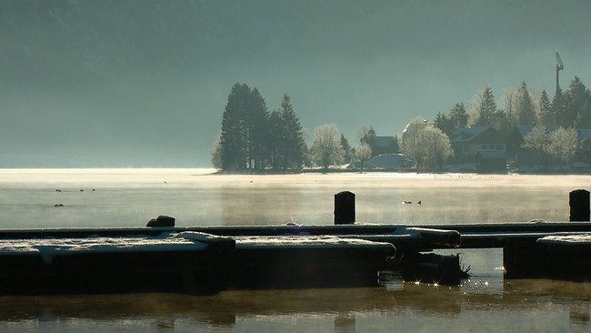 Hallstätter See im Winter, Steg im Vordergrund