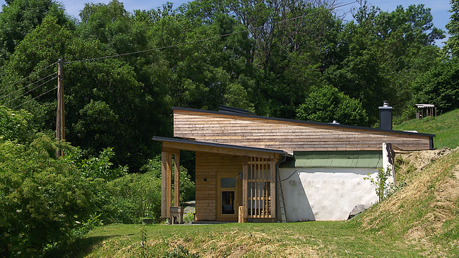 © ORF NÖ Ein kleines Haus mit viel Holz inmitten von Wiese und Bäumen
