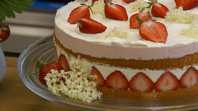 © ORF NÖ Erdbeertorte mit Holunderblüten garniert