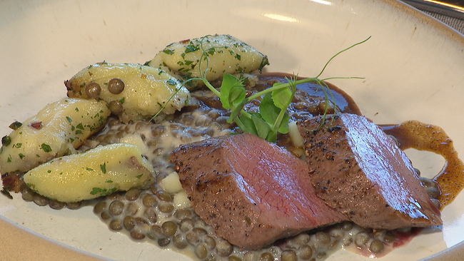 © ORF NÖ Ein Teller, garniert mit Berglinsenspiegel, darauf zartrosa kurzgebratener Rehrücken und als Beilage Schupfnudeln mit Sauce