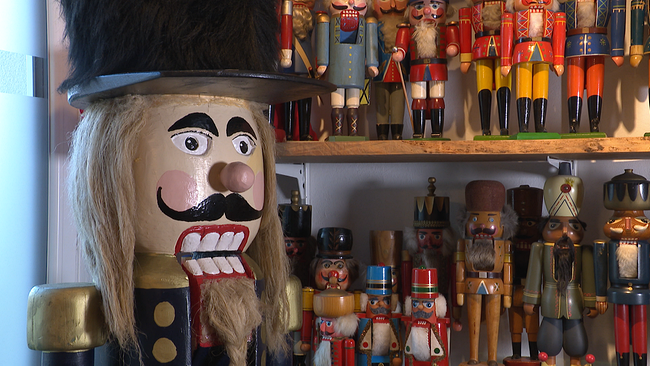 Großer Nussknacker im Vordergrund, viele kleinere im Hintergrund