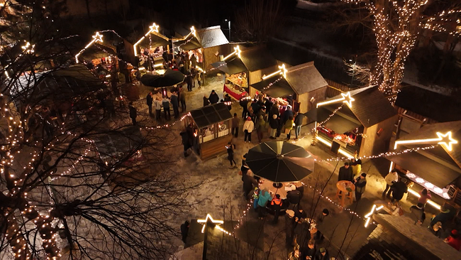 © ORF NÖ Beleuchtetes Weihnachtsdorf aus der Vogelperspektive