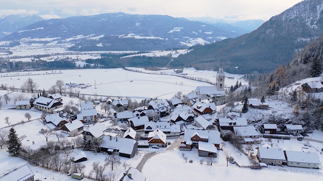 © ORF NÖ Gemeinde Puergg im Schnee mit Bergpanorama