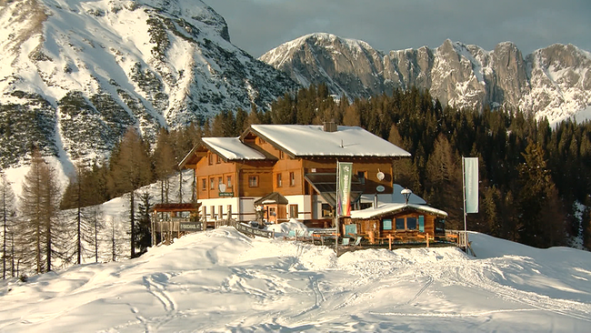 Hütte in den verschneiten Bergen