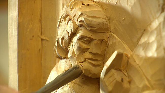 © ORF Gesicht in Holz geschnitzt