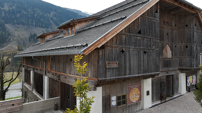© ORF Historischer Holzstadl