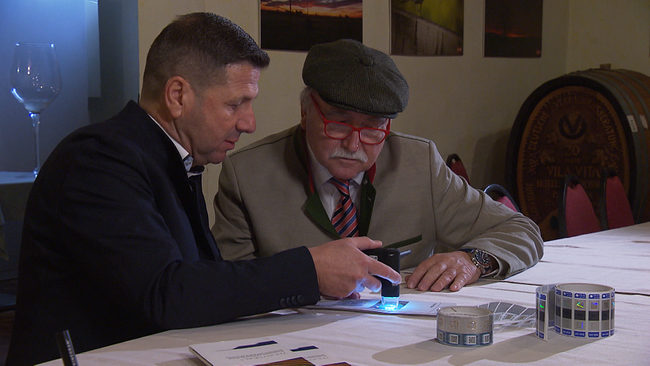 © ORF 2 Männer analysieren Weinetiketten