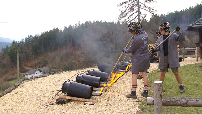 © ORF NÖ Männer zünden Lunte an Milchkannen aus Metall