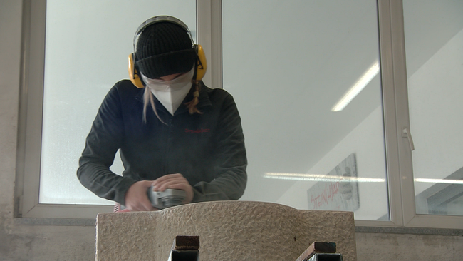 © ORF NÖ Steinmetzmeisterin schleift großen Stein