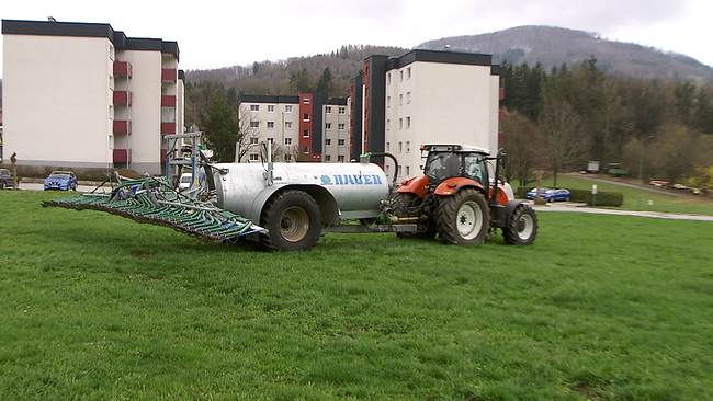 Ein Traktor mit dem sogenannten Schleppschuh ausgerüstet, mit dem die Felder von Landwirten und Landwirtinnen bodennahe gedüngt werden können. 