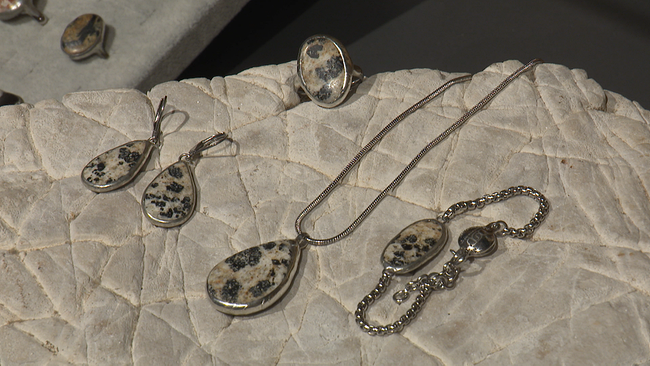 Schmuck aus eingefassten Flusssteinen