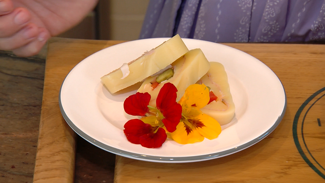 © ORF NÖ Gouda-Sushi auf Teller mit Blüten angerichtet