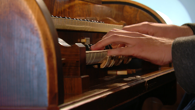 © ORF NÖ Hände spielen auf Orgel-Tasten