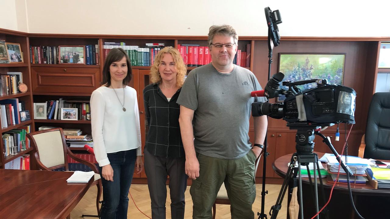 Doku-Gestalterin & ORF- Moskau-Korrespondentin Carola Schneider, Historikerin Olga Pawlenko & Kameramann Taras Rynsa.