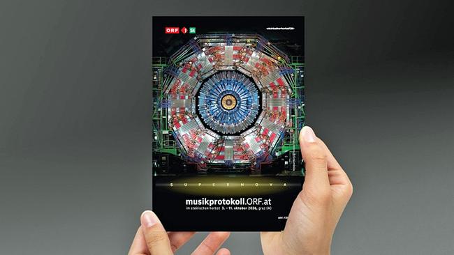 Hände halten Folder von Musikprotokoll 2026