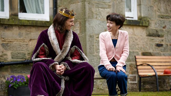 Harry Lloyd als König Richard III. und Sally Hawkings als Philippa Langley