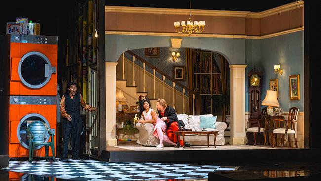© Marco Sommer / Volksoper Wien Michael Arivony (Figaro), Jaye Simmons (Barbarina), Daniel Schmutzhard (Il conte d'Almaviva)
