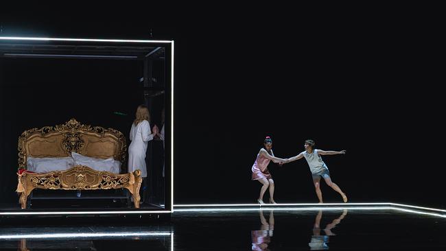 © Marco Sommer / Volksoper Wien Matilda Sterby (La contessa d´Almaviva), Mira Alkhovik (Barbarina), Annelie Sophie Müller (Cherubino)