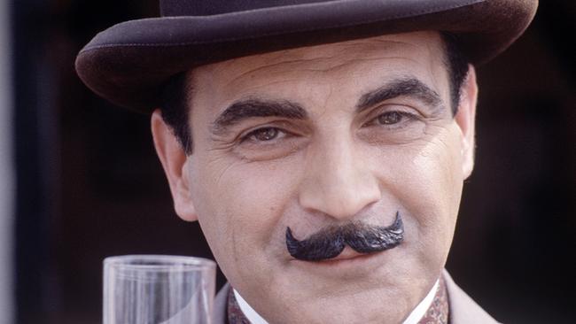  David Suchet (Hercules Poirot) mit Glass in der Hand. 