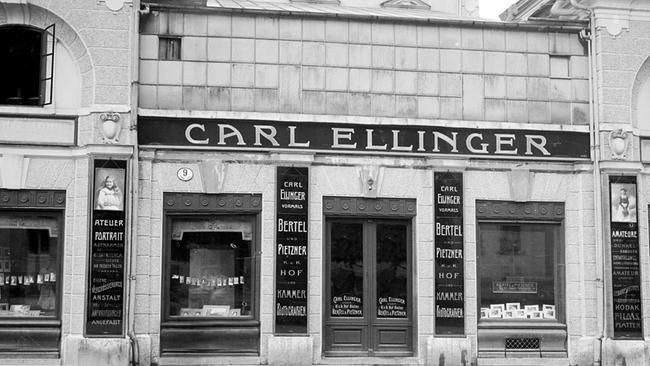 Ein Geschäft mit einem prunkvollem Schild mit der Aufschrift Carl Ellinger