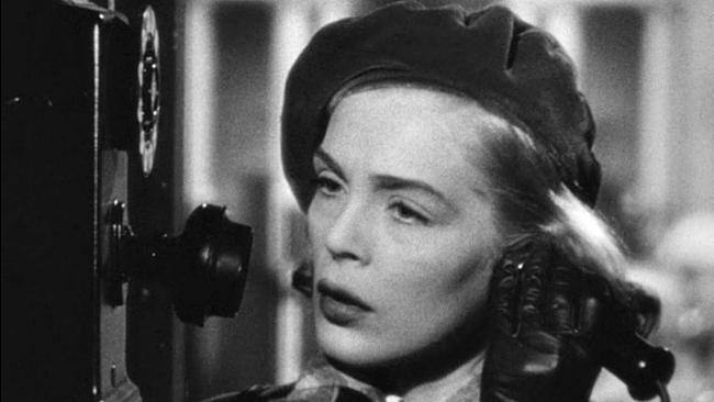 Eine Frau an einem alten Telefon. 