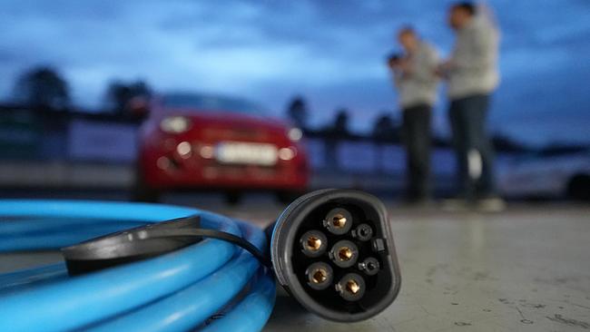 Elektroautos: Sind sie wirklich so umweltfreundlich wie angenommen? Expertinnen und Experten sind skeptisch.
