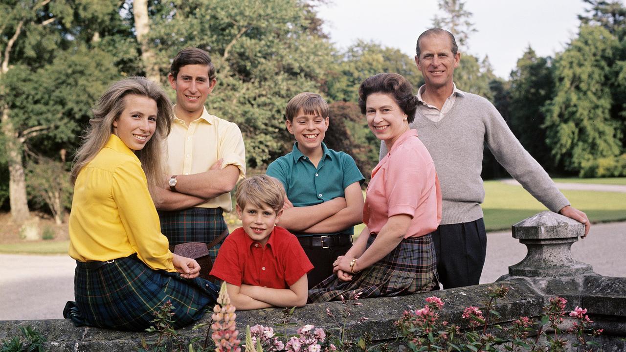 Die königlichen Familie in Balmoral Castle, Schottland während der jährlichen Sommerferien am 22. August 1972. v.l.n.r.: Prinzessin Anne, Prince Charles, Prince Edward, Prince Andrew, Queen Elizabeth, Prince Philip.