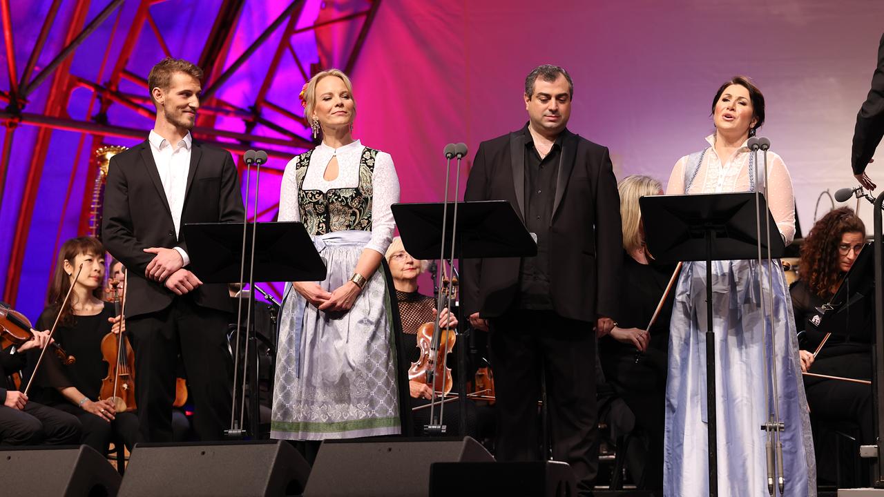 Philipp Schöllhorn, Elina Garanca, Arsen Soghomonyan und Cellia Costea stehen singend auf der Bühne. 