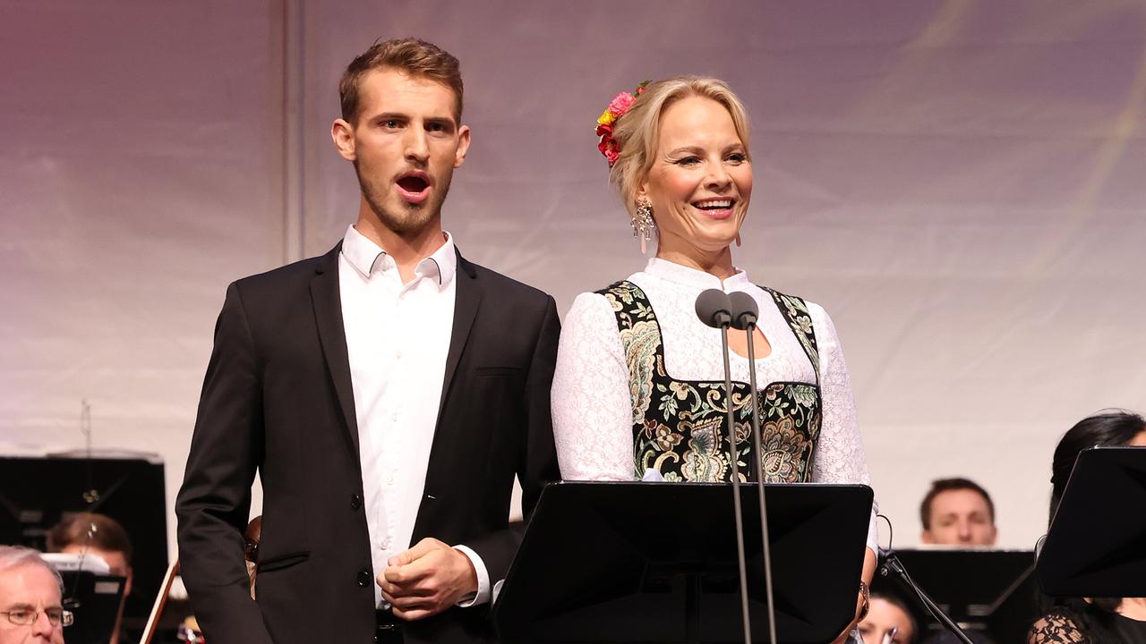 © Katharina Schiffl Philipp Schöllhorn und Elina Garanca stehen singend auf der Bühne.