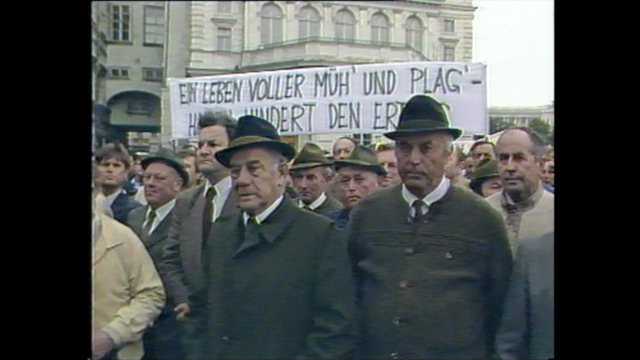 © ORF/KURT MAYER Film Österreichische Bauern demonstrieren am Ballhausplatz gegen das neue Weingesetz.