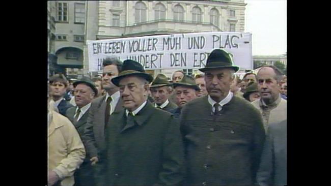 © ORF/KURT MAYER Film Österreichische Bauern demonstrieren am Ballhausplatz gegen das neue Weingesetz.