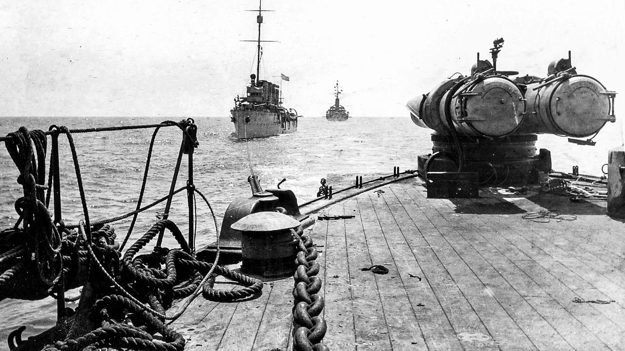 Die SMS Saida schleppt die Novara, im Vordergrund ist ein Zwillings-Torpedo-Lanzierapparat, im Hintergrund die SMS Sankt Georg.