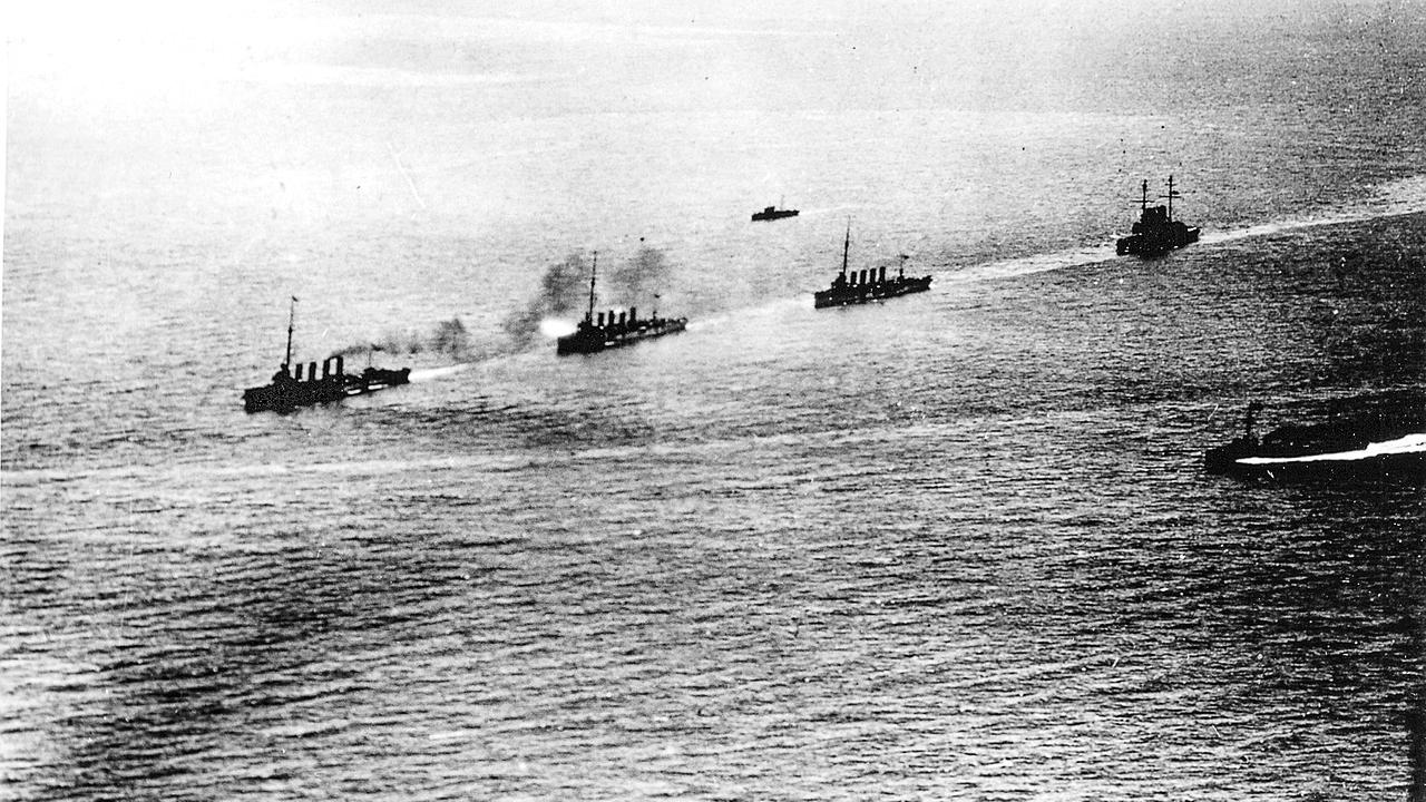 Die Kriegsschiffe Helgoland, Saida, Novara und Sankt Georg im Konvoi.
