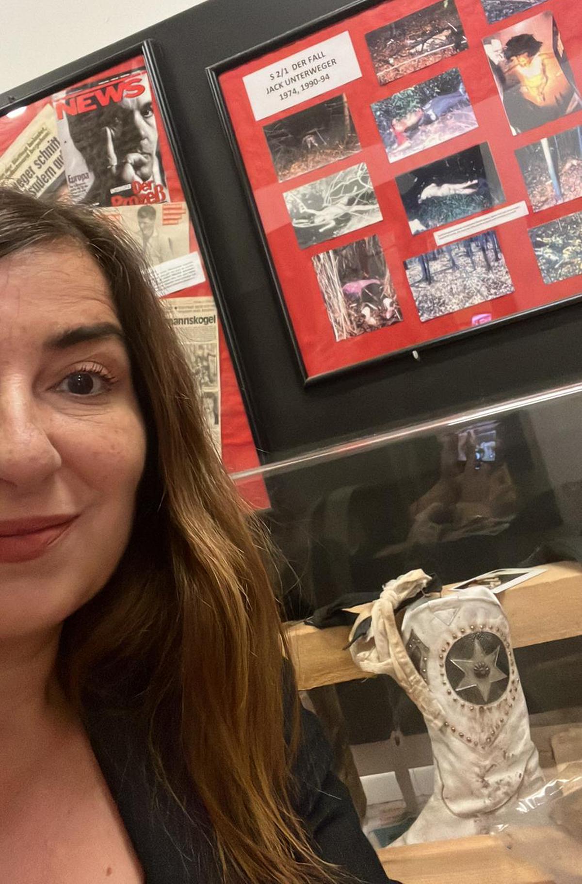 © ORF III Ani Gülgün-Mayr Ani Gülgün-Mayr im Kriminalmuseum – im Hintergrund der Stiefel von Jack Unterweger