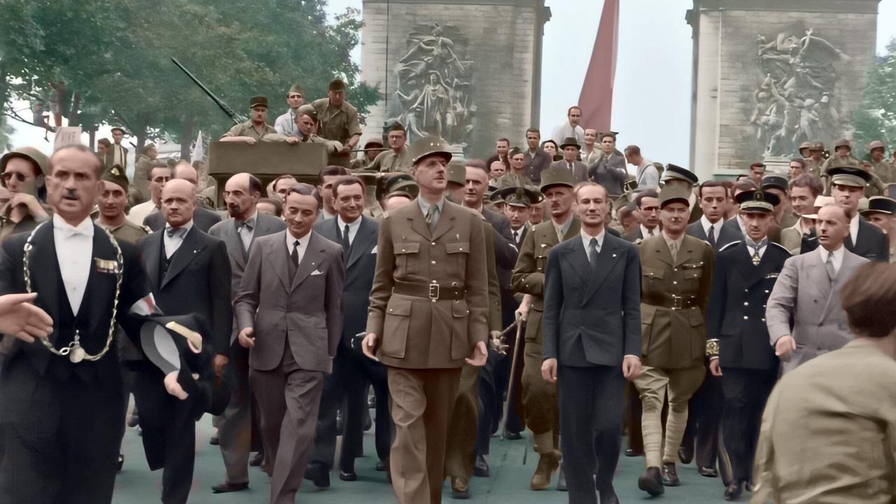 © ORF/France TV/NARA/CC&C General de Gaulle begrüßt die Zivilisten auf den Champs-Élysées.