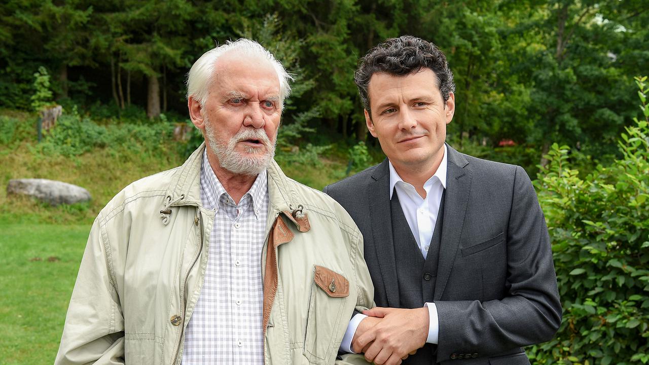 Konrad Wagner und Vater Hans spazieren einträchtig im Grünen.