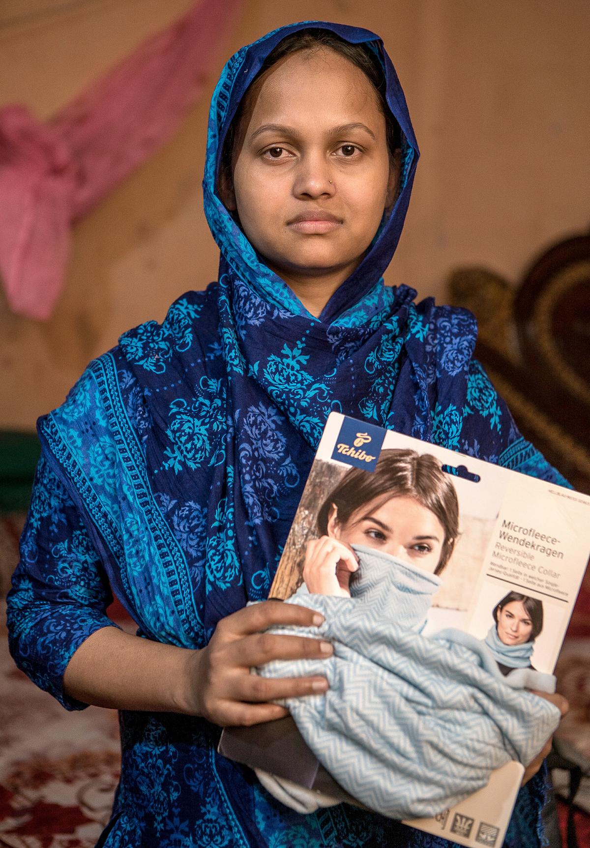 Wie fair sind die Arbeitsbedingungen in den Zuliefererbetrieben von Tchibo? Junge Näherin in Bangladesch.